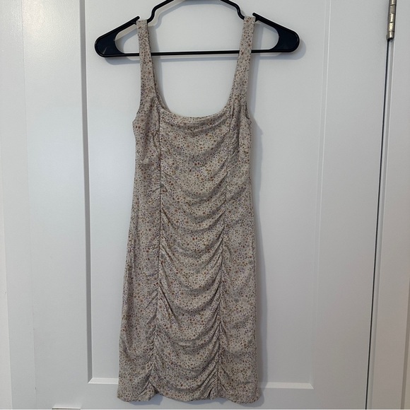 Wilfred Dresses & Skirts - Aritzia Wilfred Floral Sleeveless Ruched Mini Dress Size XS Women’s *Stretchy
